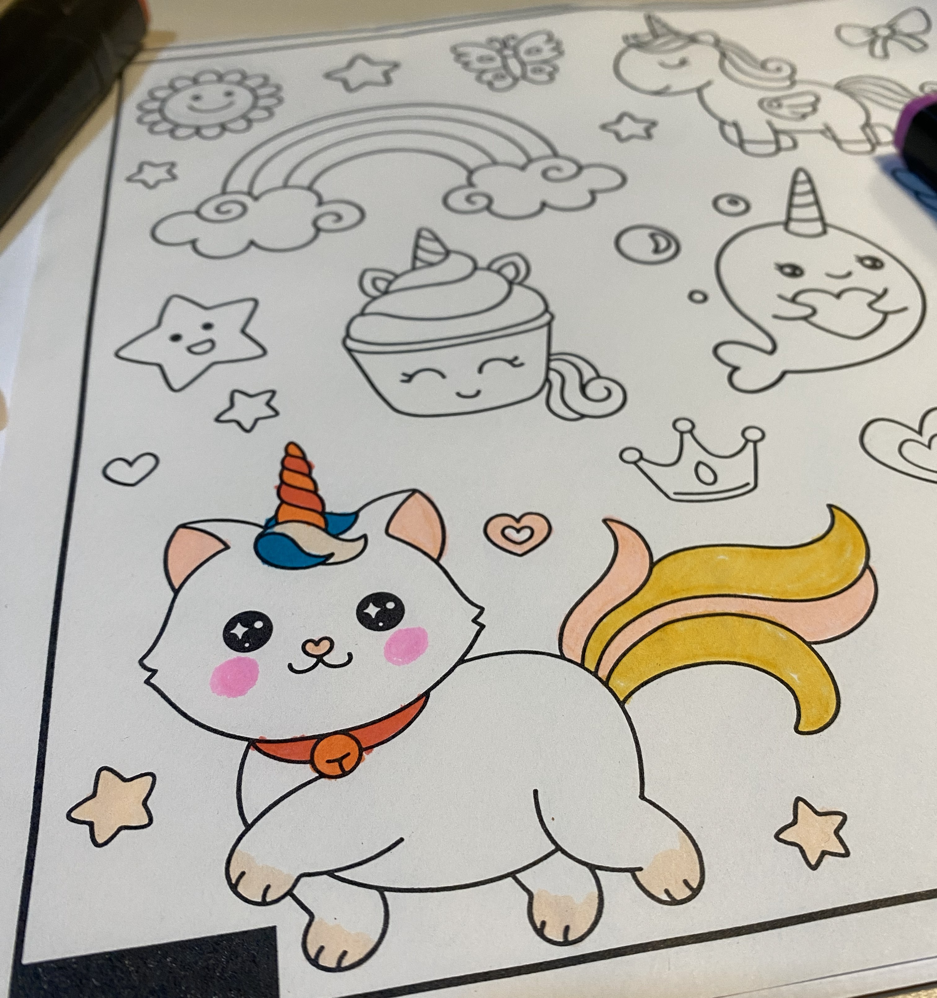 Papel para colorir com diversos bichinhos para distrair crianças em restaurantes e lojas.