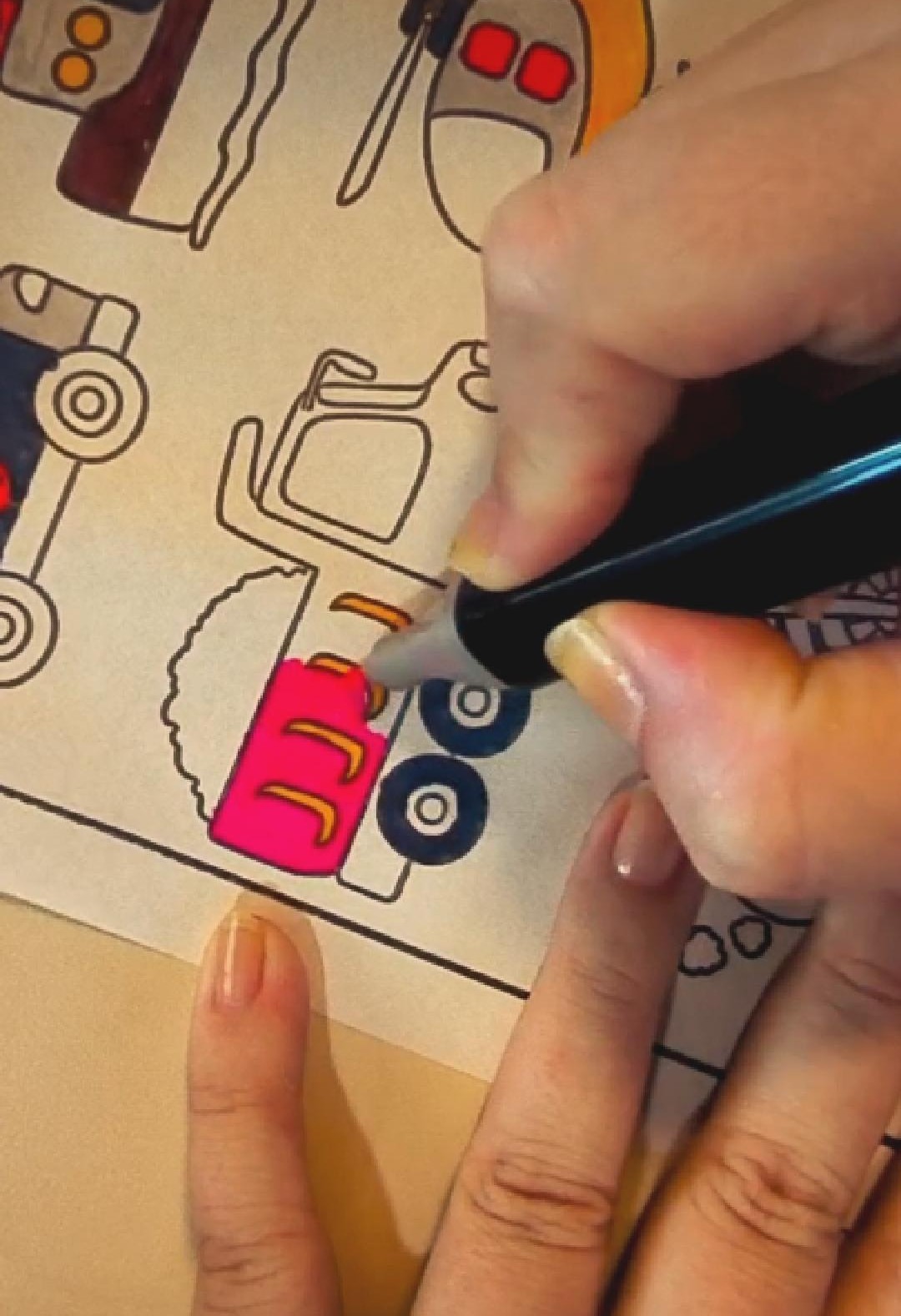 Criança feliz colorindo papel em uma loja de varejo enquanto os pais fazem compras.