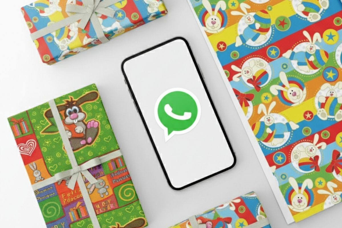 Celular exibindo o ícone do WhatsApp sobre papéis de presente temáticos de Páscoa da Gessele.