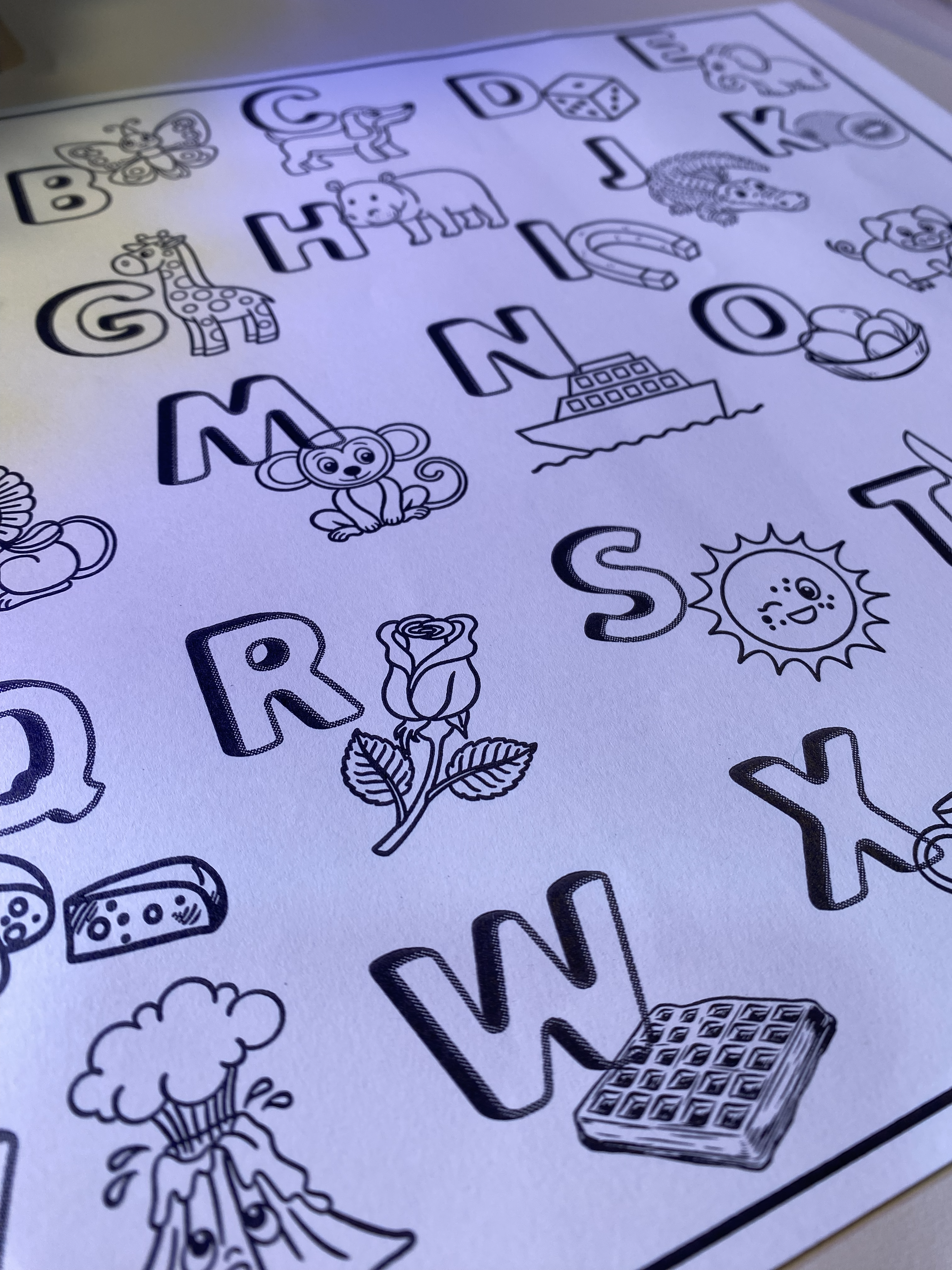 Papel para colorir educativo com letras do alfabeto para atividades infantis.